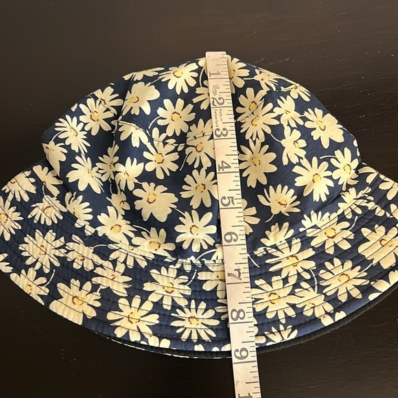 Reversible bucket hat daisies print/solid black. NWOT - Picture 8 of 9
